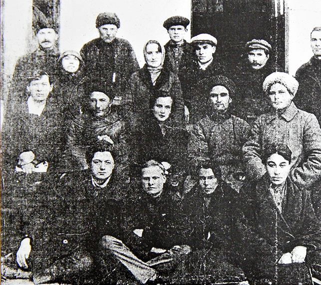 Молодые строители Микоян-Шахара с Егором Атаянцев (в кружочке), 1930-е годы
